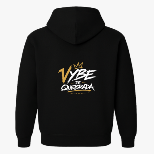 Moletom com estampa frontal de "Vybe de Quebrada" com coroa estilizada e detalhes, e estampa traseira da mesma frase enfatizada com fontes dinâmicas.