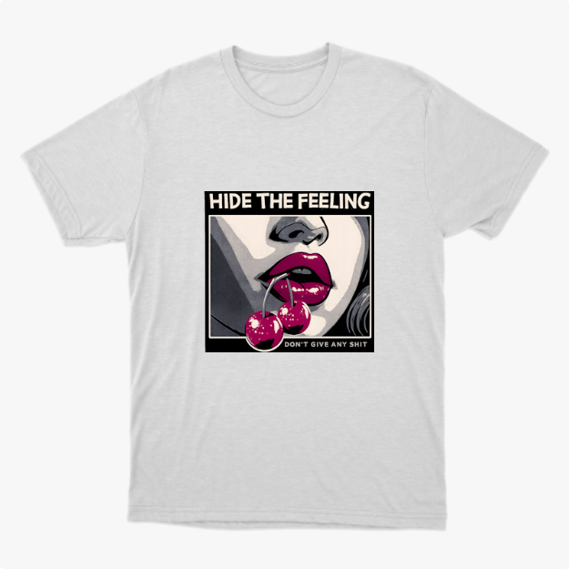 Camiseta com estampa frontal de close de rosto com lábios destacados e cerejas, acompanhada das frases "HIDE THE FEELING" e "DON'T GIVE ANY SHIT".