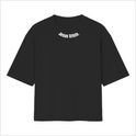 Camiseta com estampa frontal de "Jesus Cristo." em letras maiúsculas e brancas, centralizada próxima à gola, sem outros elementos gráficos.