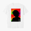 Camiseta com estampa frontal de silhueta humana contra um fundo listrado em tons vibrantes. Detalhes incluem assinaturas brancas na parte inferior.