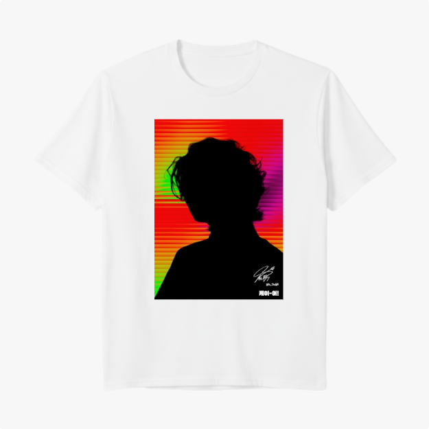 Camiseta com estampa frontal de silhueta humana contra um fundo listrado em tons vibrantes. Detalhes incluem assinaturas brancas na parte inferior.