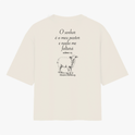 Camiseta com estampa frontal de "Févera Clothing" e estampa traseira de texto bíblico "O senhor é o meu pastor e nada me faltará", salmo 23, e um desenho de ovelha.