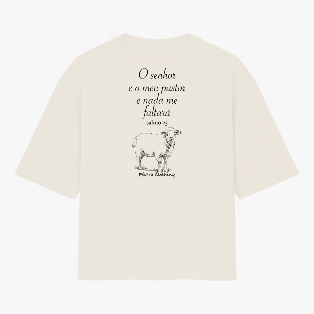 Camiseta com estampa frontal de "Févera Clothing" e estampa traseira de texto bíblico "O senhor é o meu pastor e nada me faltará", salmo 23, e um desenho de ovelha.