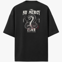 Camiseta com estampa frontal de texto estilizado "no mercy club" e estampa traseira de cobra detalhada, cercada por texto e símbolos impactantes.