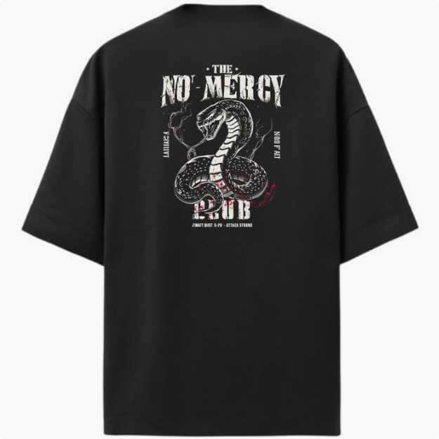 Camiseta com estampa frontal de texto estilizado "no mercy club" e estampa traseira de cobra detalhada, cercada por texto e símbolos impactantes.