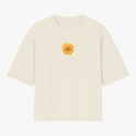 Camiseta com estampa frontal de uma flor amarela detalhada, com pétalas bem definidas e sobreposição harmoniosa, formando um design centralizado.