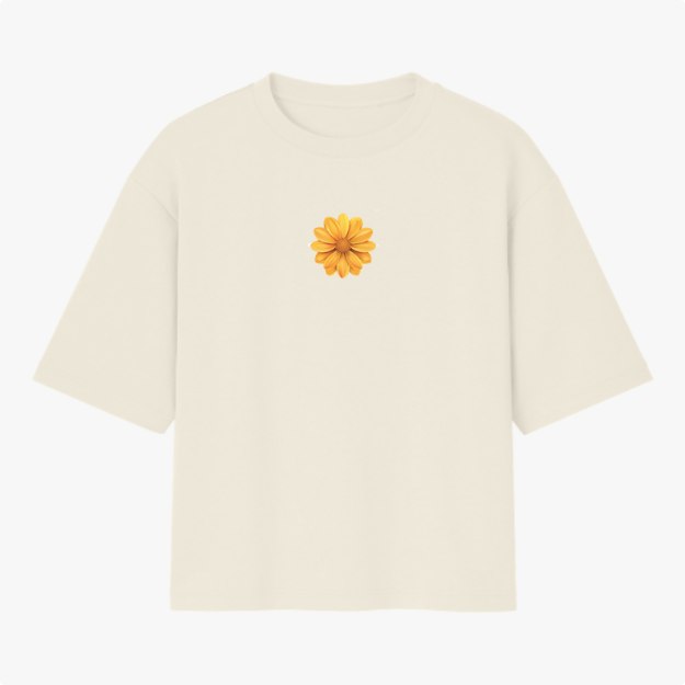 Camiseta com estampa frontal de uma flor amarela detalhada, com pétalas bem definidas e sobreposição harmoniosa, formando um design centralizado.