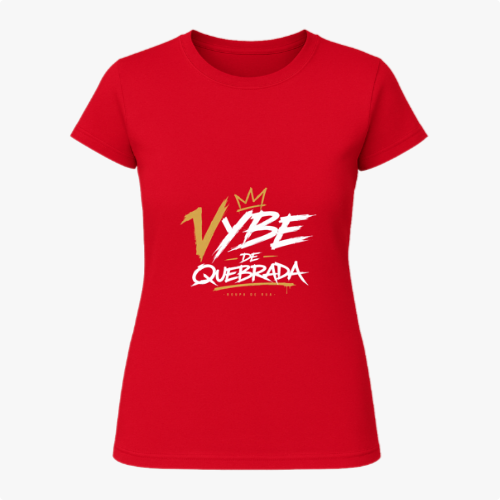 Camiseta com estampa frontal de texto estilizado "Vybe de Quebrada" acompanhado de coroa e linha embaixo, em um design dinâmico e urbano.