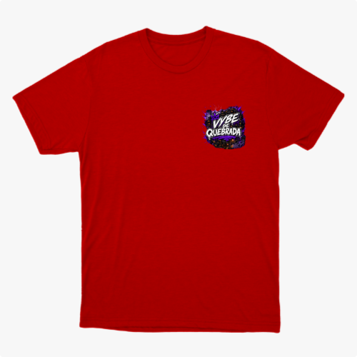 Camiseta com estampa frontal de letras estilizadas acompanhadas por um padrão geométrico vibrante em segundo plano.