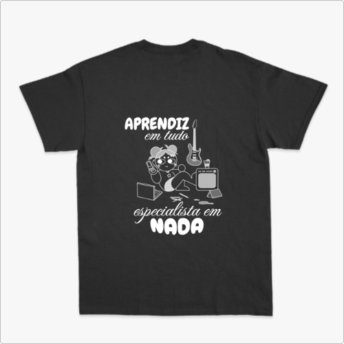 Camiseta com estampa frontal de urso dormindo sobre um crescente e estampa traseira de personagem com laptop e instrumentos musicais, texto "aprendiz em tudo, especialista em nada".