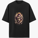 Camiseta com estampa frontal de figura angelical, equipada com armas, cercada por asas detalhadas e um halo luminoso destacando-se ao redor.