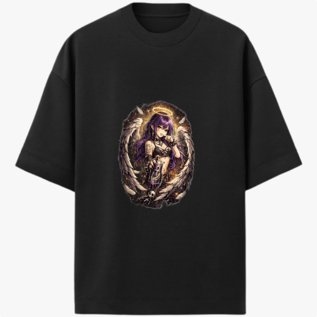 Camiseta com estampa frontal de figura angelical, equipada com armas, cercada por asas detalhadas e um halo luminoso destacando-se ao redor.