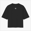 Camiseta com estampa frontal de pequeno logotipo decorativo e estampa traseira de ilustração de cruz entre nuvens e ondas com a frase “In the storm he remains”.