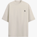 Camiseta com estampa frontal de pequeno logotipo estilizado e estampa traseira de personagem em quadrinhos com frase em destaque e elementos gráficos.