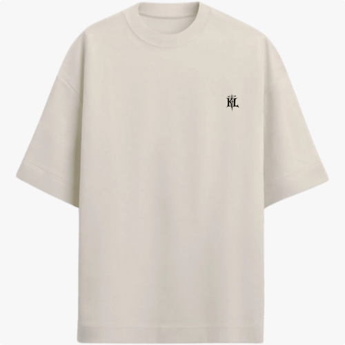 Camiseta com estampa frontal de pequeno logotipo estilizado e estampa traseira de personagem em quadrinhos com frase em destaque e elementos gráficos.