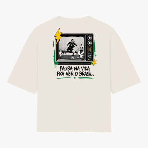 Camiseta com estampa frontal de "Modo Brasil On" ao lado de um raio estilizado e estampa traseira de TV retrô com jogador de futebol e frase inspiradora.