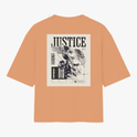 Camiseta com estampa frontal de lettering estilizado "God is Good" e estampa traseira de ilustração de anjo com a palavra "Justice" e detalhes de texto.