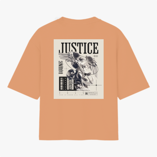 Camiseta com estampa frontal de lettering estilizado "God is Good" e estampa traseira de ilustração de anjo com a palavra "Justice" e detalhes de texto.