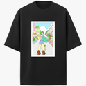Camiseta com estampa frontal de personagem animada vestindo shorts e botas, carregando vegetais, em um cenário urbano com prédios e árvores.