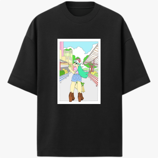 Camiseta com estampa frontal de personagem animada vestindo shorts e botas, carregando vegetais, em um cenário urbano com prédios e árvores.