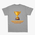 Camiseta com estampa frontal de troféu estilizado pequeno e estampa traseira de troféu grande sobre frase "QUEM VENCER HERDARÁ TODAS ESSAS COISAS APOCALIPSE 21:7".