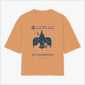 Camiseta com estampa frontal de pássaro estilizado, frases sobre masculinidades, "SÃO TRANSCESTRAIS" e "BRASIL - BAHIA"; estampa traseira de símbolo tribal.