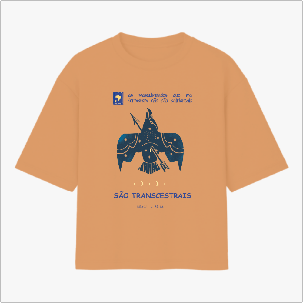 Camiseta com estampa frontal de pássaro estilizado, frases sobre masculinidades, "SÃO TRANSCESTRAIS" e "BRASIL - BAHIA"; estampa traseira de símbolo tribal.