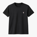 Camiseta com estampa frontal de pequeno desenho de um rato em estilo caricaturado, destacando as orelhas arredondadas e sorriso simpático.