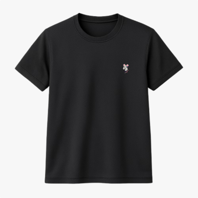 Camiseta com estampa frontal de pequeno desenho de um rato em estilo caricaturado, destacando as orelhas arredondadas e sorriso simpático.