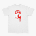 Camiseta com estampa frontal de texto estilizado "No Mercy Club" com efeito de gotejamento e estampa traseira de cobra ameaçadora também com gotejamento.