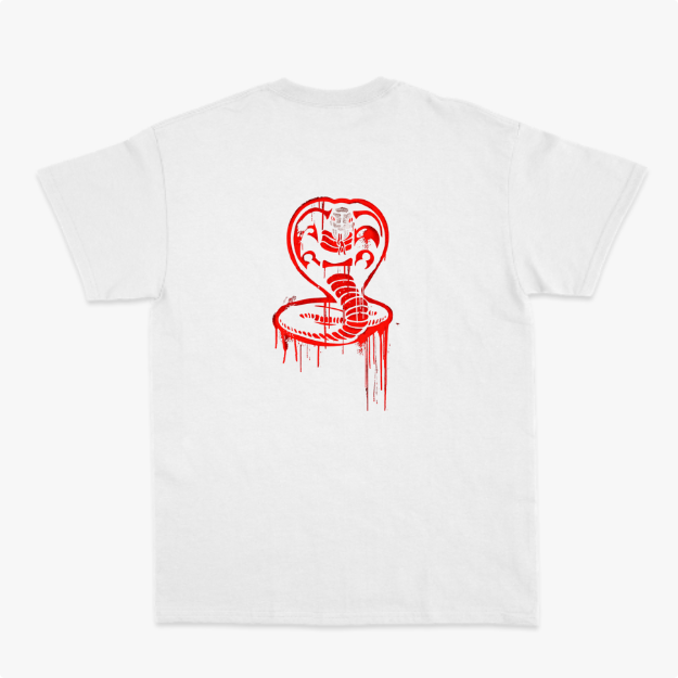 Camiseta com estampa frontal de texto estilizado "No Mercy Club" com efeito de gotejamento e estampa traseira de cobra ameaçadora também com gotejamento.