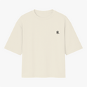 Camiseta com estampa frontal de monograma estilizado pequeno no peito e estampa traseira de personagem usando chapéu, camisa 10, código de barras e texto.