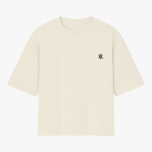 Camiseta com estampa frontal de monograma estilizado pequeno no peito e estampa traseira de personagem usando chapéu, camisa 10, código de barras e texto.