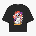 Camiseta com estampa frontal de cachorro divertido com óculos escuros, sobre fundo geométrico colorido com elementos abstratos e formas onduladas.