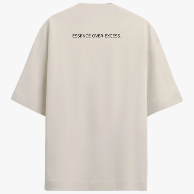 Camiseta com estampa frontal de texto "NOIR" pequeno e estampa traseira de texto "ESSENCE OVER EXCESS." em grande destaque.