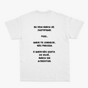 Camiseta com estampa frontal de assinatura estilizada e estampa traseira de frase motivacional em letras maiúsculas, dispostas em quatro linhas.