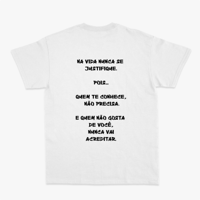 Camiseta com estampa frontal de assinatura estilizada e estampa traseira de frase motivacional em letras maiúsculas, dispostas em quatro linhas.