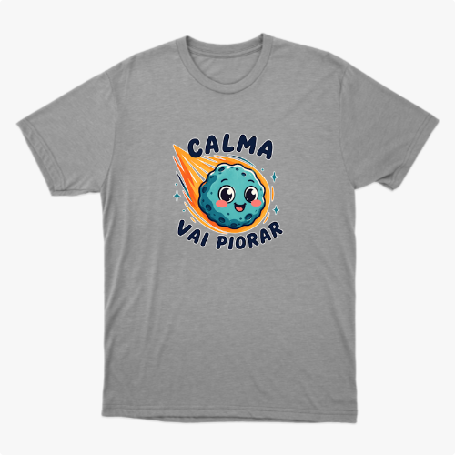 Camiseta com estampa frontal de meteoro sorridente rodeado por estrelas e frase "CALMA VAI PIORAR" em letras estilizadas.