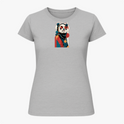 Camiseta com estampa frontal de panda estilizado, vestindo roupa clássica e chapéu, sobre fundo geométrico abstrato contrastante.