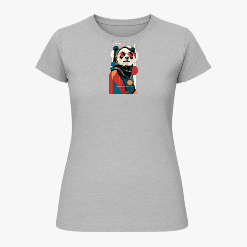 Camiseta com estampa frontal de panda estilizado, vestindo roupa clássica e chapéu, sobre fundo geométrico abstrato contrastante.