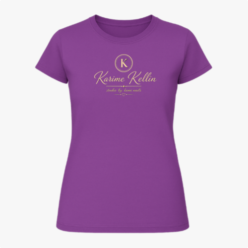 Camiseta com estampa frontal de um logotipo circular com a letra "K" centralizada, seguido do nome estilizado "Karime Kellin" e frase adicional.