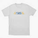Camiseta com estampa frontal de mensagem em texto estilizado "DEUS ACIMA DE TUDO BRASIL ACIMA DE TODOS" e estampa traseira pequena com "ACIMA DE TUDO".