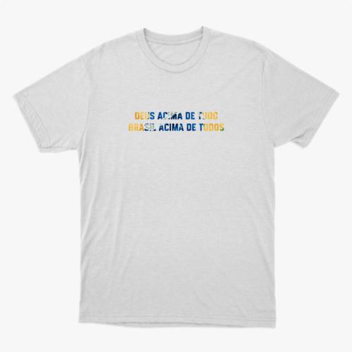 Camiseta com estampa frontal de mensagem em texto estilizado "DEUS ACIMA DE TUDO BRASIL ACIMA DE TODOS" e estampa traseira pequena com "ACIMA DE TUDO".