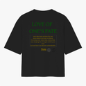 Camiseta com estampa frontal de "Stoic" em letras destacadas e estampa traseira com frase "Love of One's Fate" complementada por texto filosófico detalhado.