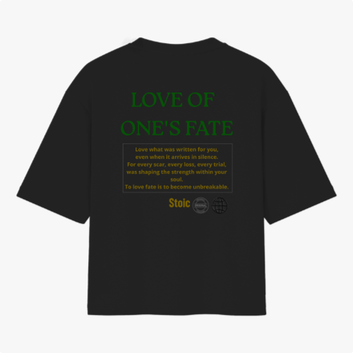 Camiseta com estampa frontal de "Stoic" em letras destacadas e estampa traseira com frase "Love of One's Fate" complementada por texto filosófico detalhado.