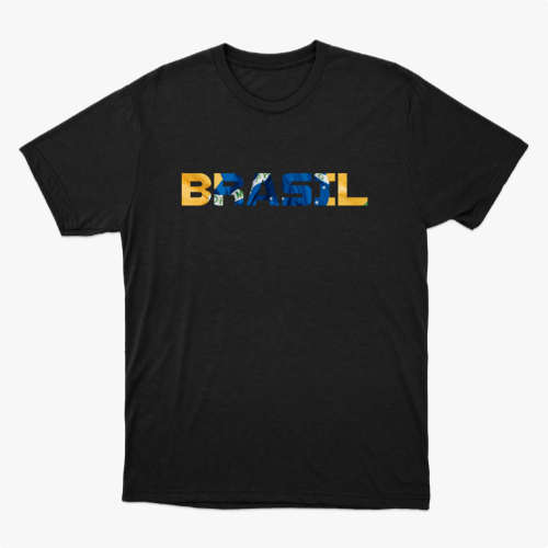 Camiseta com estampa frontal de "BRASIL" em letras preenchidas por elementos gráficos variados e estampa traseira discreta com a frase "AGTBB FBRKM 100".