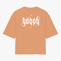 Camiseta com estampa frontal de texto estilizado em letras góticas com frase "my lord is" e estampa traseira maior replicando o mesmo texto.