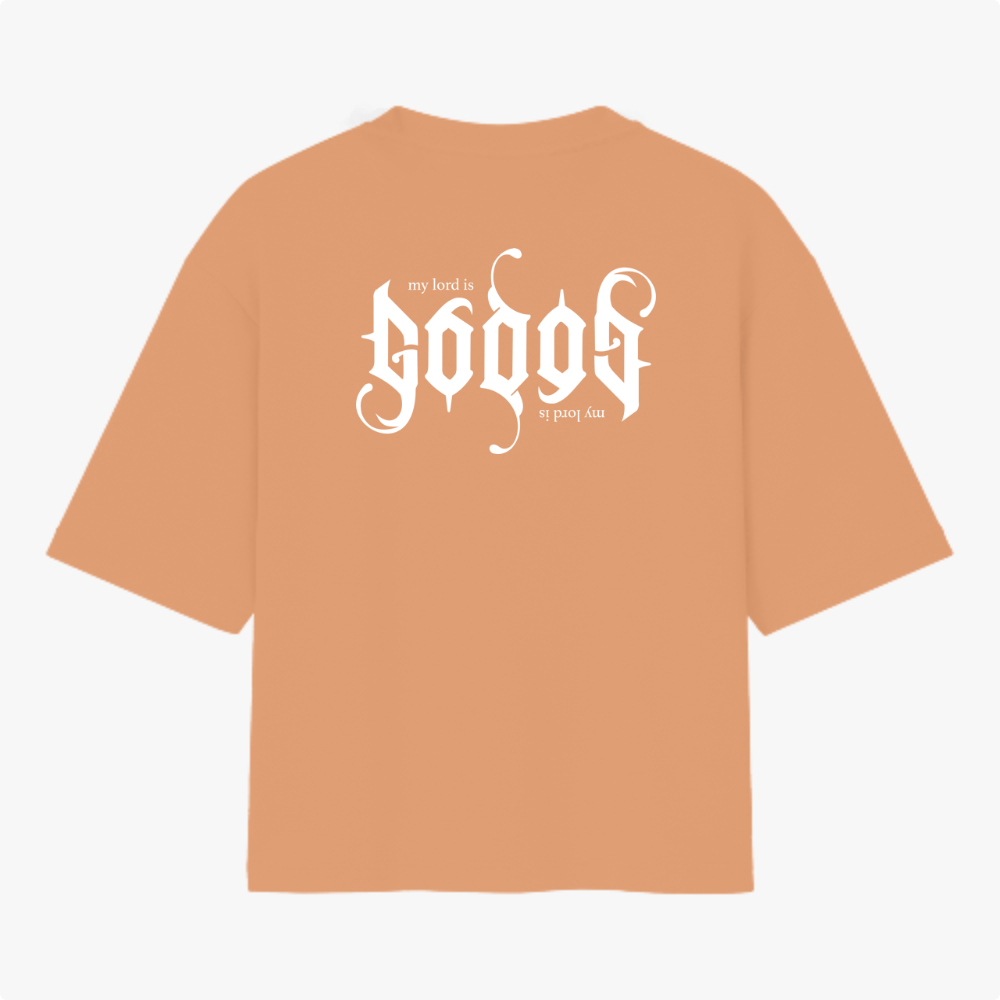 Camiseta com estampa frontal de texto estilizado em letras góticas com frase "my lord is" e estampa traseira maior replicando o mesmo texto.