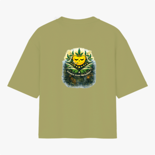 Camiseta com estampa frontal de símbolo geométrico estilizado e estampa traseira de sol sorridente rodeado por folhas e a frase "Elevate Your Frequency".