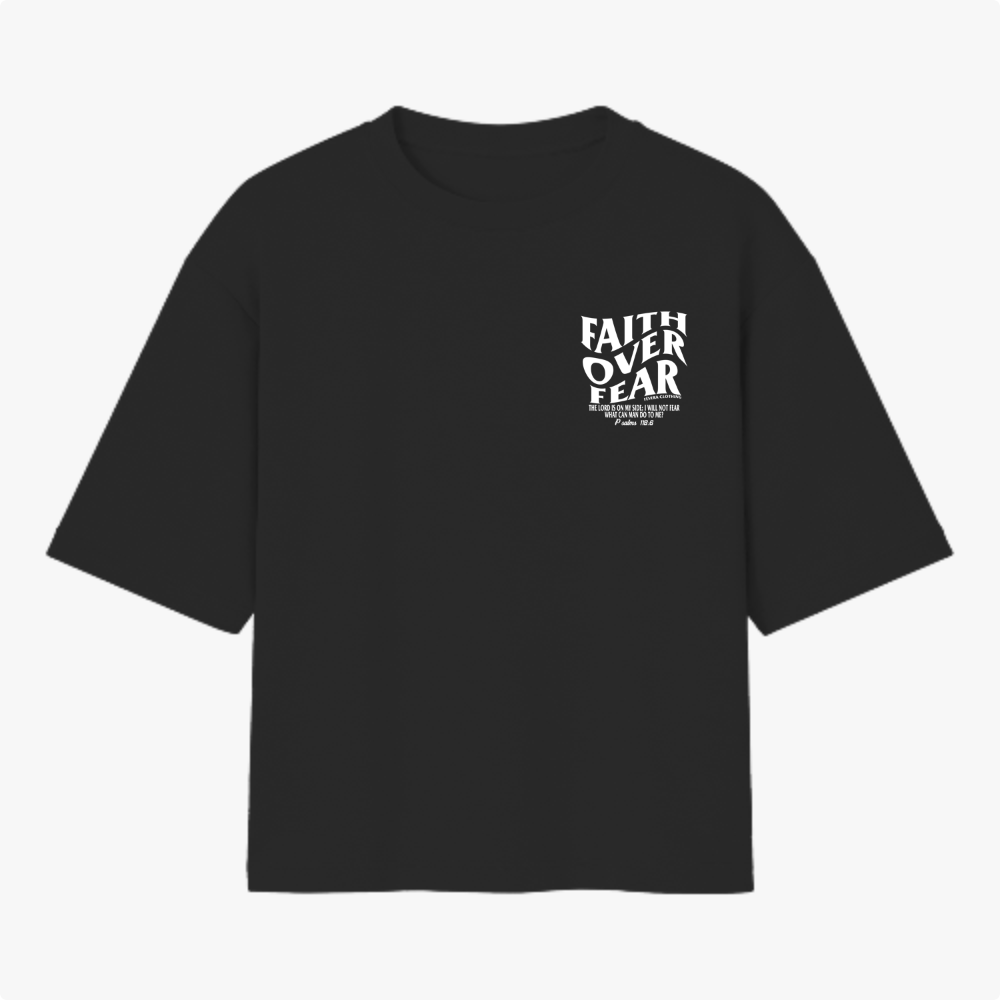 Camiseta com estampa frontal de "Faith Over Fear" com detalhes em texto pequeno e estampa traseira de "Faith Over Fear" acompanhada de citação extensa.